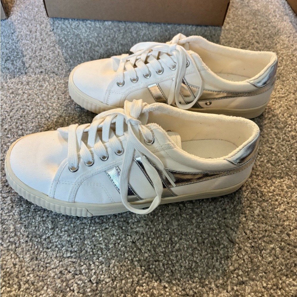 NWT Gola Mark Cox Women’s Sneakers. White/Silver Metallic